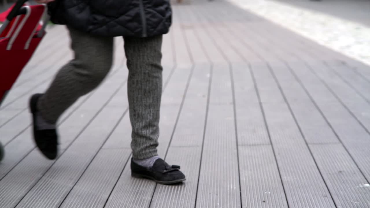 거리에서 는 노인 들