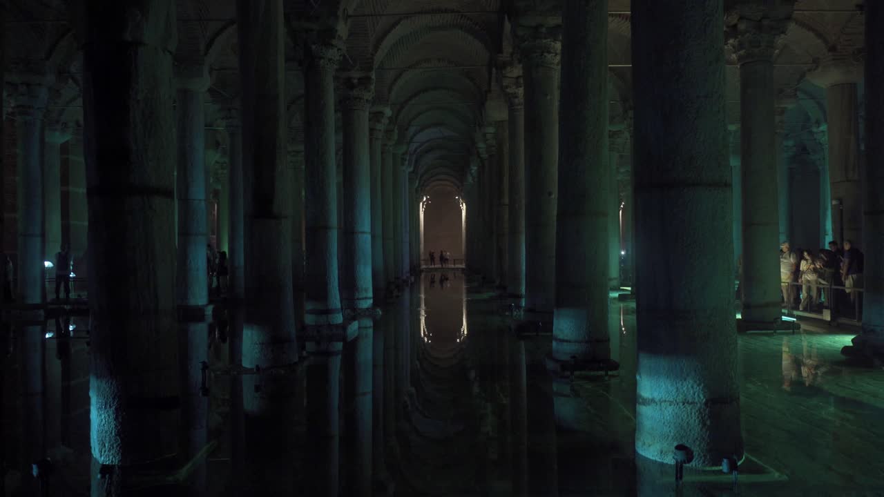 역사적인 장소에서 카메라를 보는 관광객.