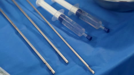 instruments chirurgicaux pour la liposuccion sur la table stérile d'une salle d'opération