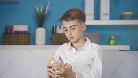 un niño hábil haciendo el rompecabezas en casa.