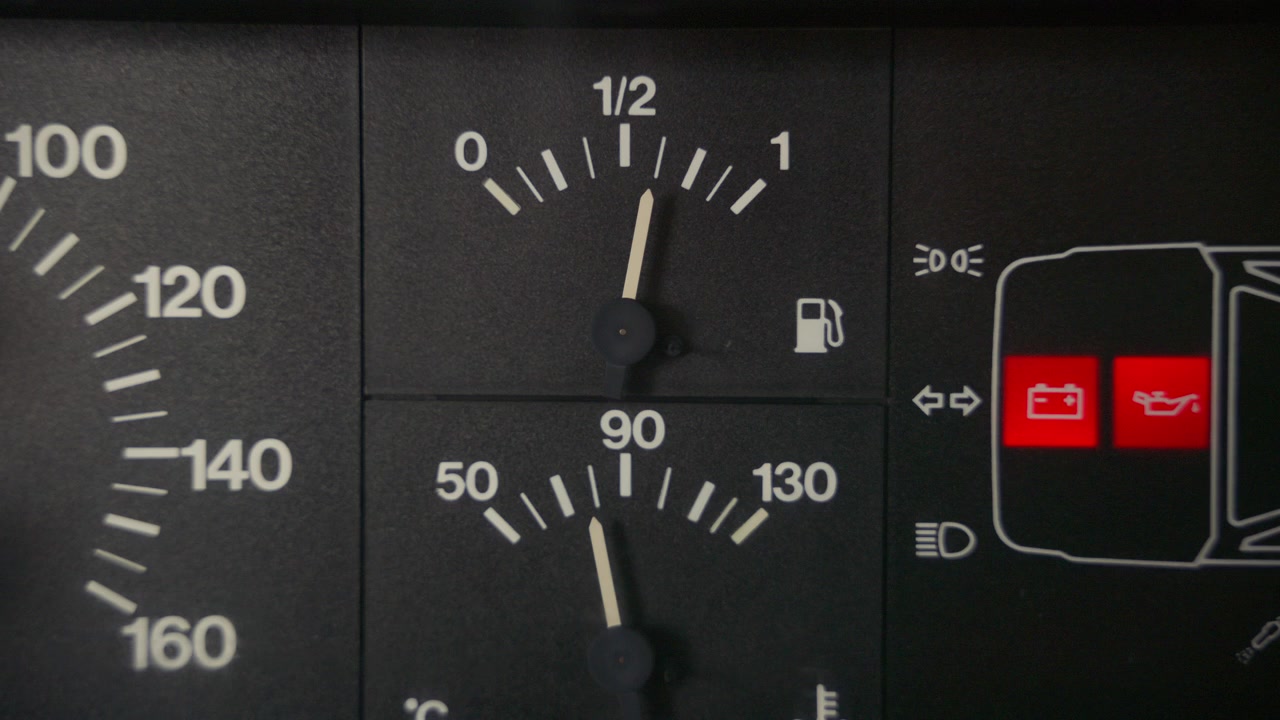Lancetta del carburante dell'auto che sale