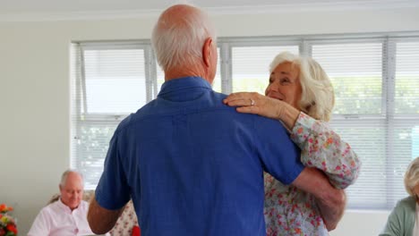 Vista-Lateral-De-Una-Pareja-De-Ancianos-Caucásicos-Activos-Bailando-En-Un-Asilo-De-Ancianos-4k