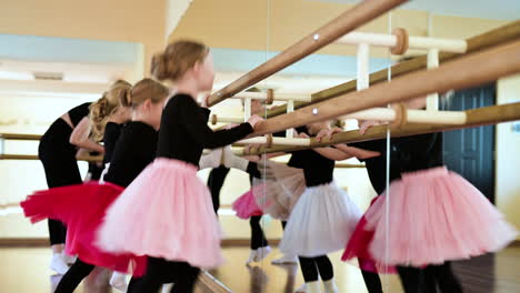 Niños-En-Clase-De-Danza-Clásica