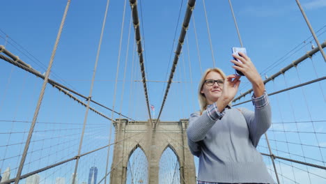 Eine-Frau-Fotografiert-Sich-Auf-Der-Berühmten-Brooklyn-Bridge---Eine-Der-Hauptattraktionen-Von-New