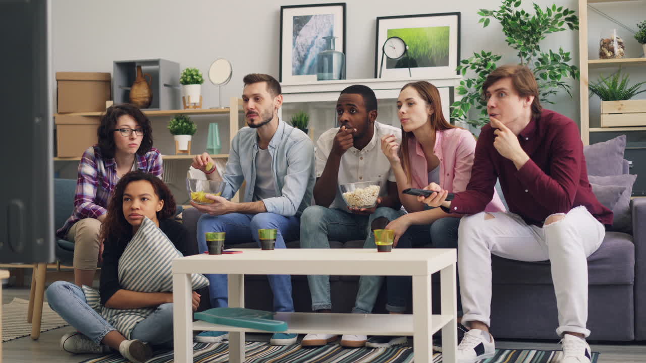 amigos viendo una película en casa