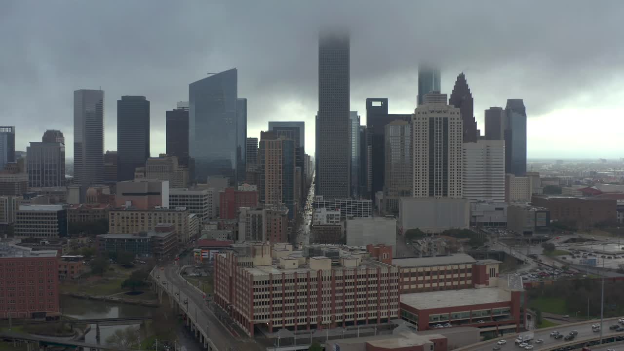vista aérea del centro de houston en un día lluvioso y sombrío