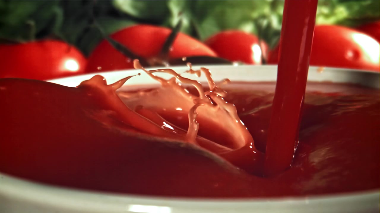 Sugo di pomodoro rosso si versa in una ciotola al rallentatore