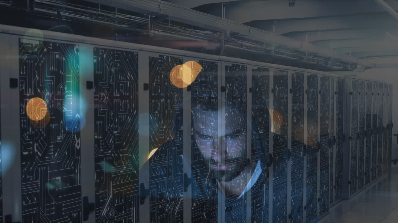 Animation: Mann mit Kapuze hackt Computer.