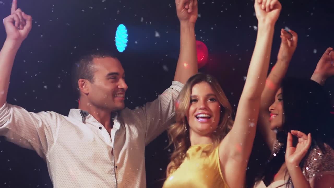 animación de manchas blancas sobre un grupo feliz de amigos divirtiéndose en una fiesta