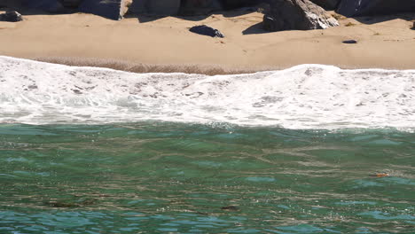 Wellen-Krachen-In-Zeitlupe-Am-Strand