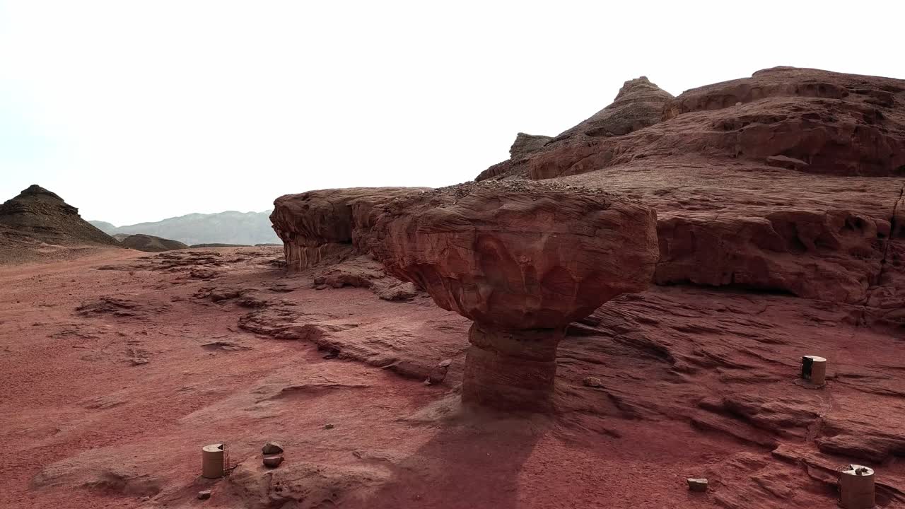 Grande roccia rossa chiamata Il Fungo per la sua forma tipica nel secco Parco di Timna nel Deserto del Negev, nel sud di Israele