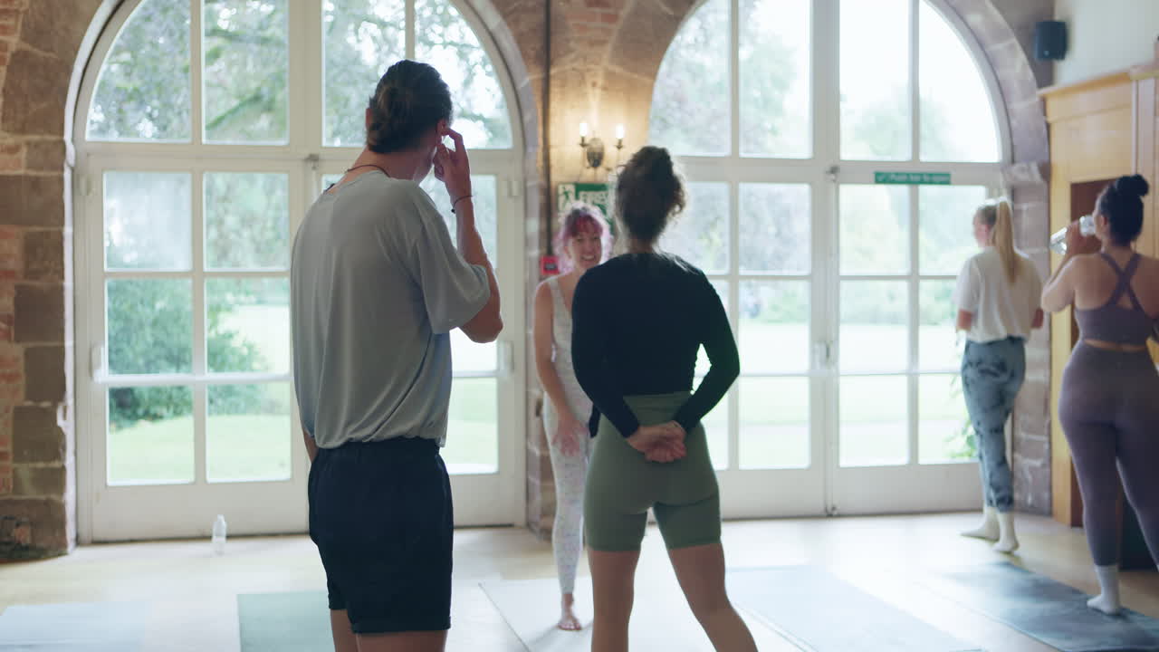 dos mujeres en una habitación