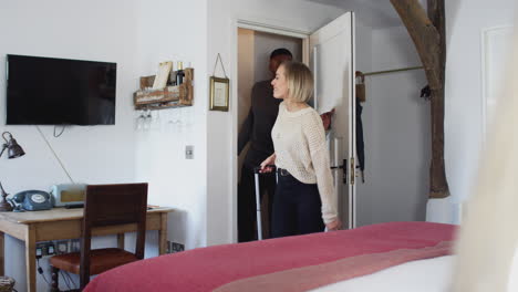 Una-Pareja-Pasando-Un-Fin-De-Semana-Romántico-Abriendo-La-Puerta-De-La-Habitación-Del-Hotel-Y-Abrazándose