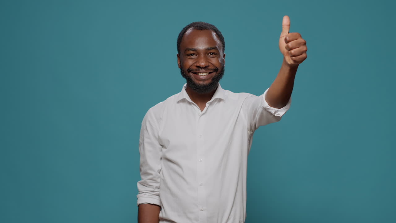 Hombre dando pulgares arriba