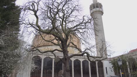 Exterior-De-La-Mezquita-De-Regents-Park-Con-Minarete-En-Londres,-Reino-Unido-2