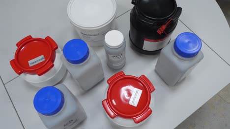 varios contenedores para laboratorios