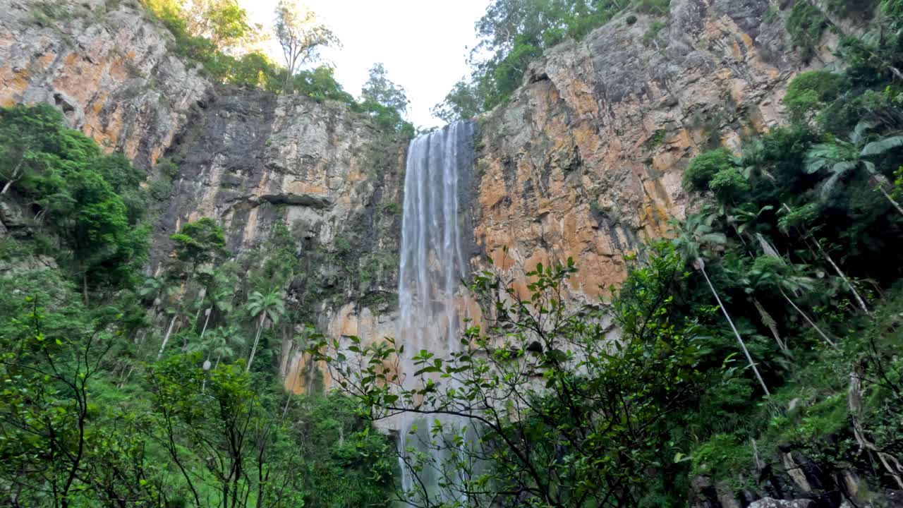 alta cascada que cae en cascada por un acantilado rocoso
