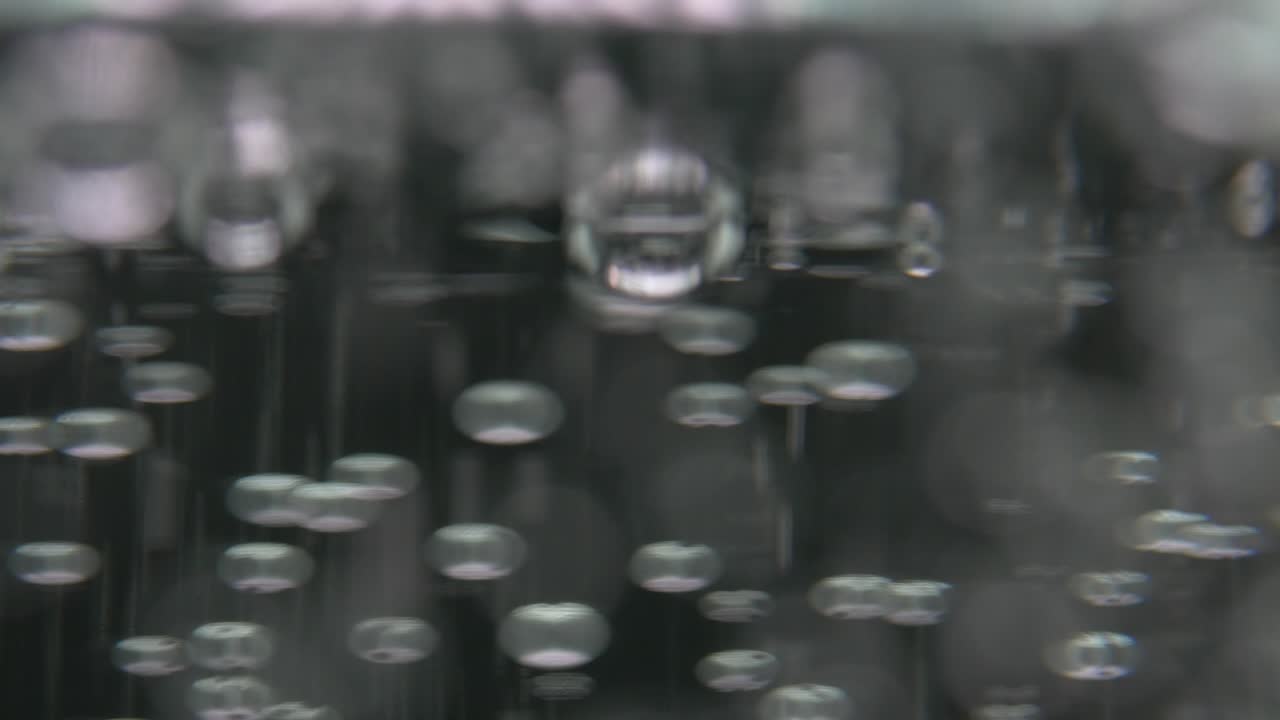 burbujas de soda brillantes subiendo. tiro macro