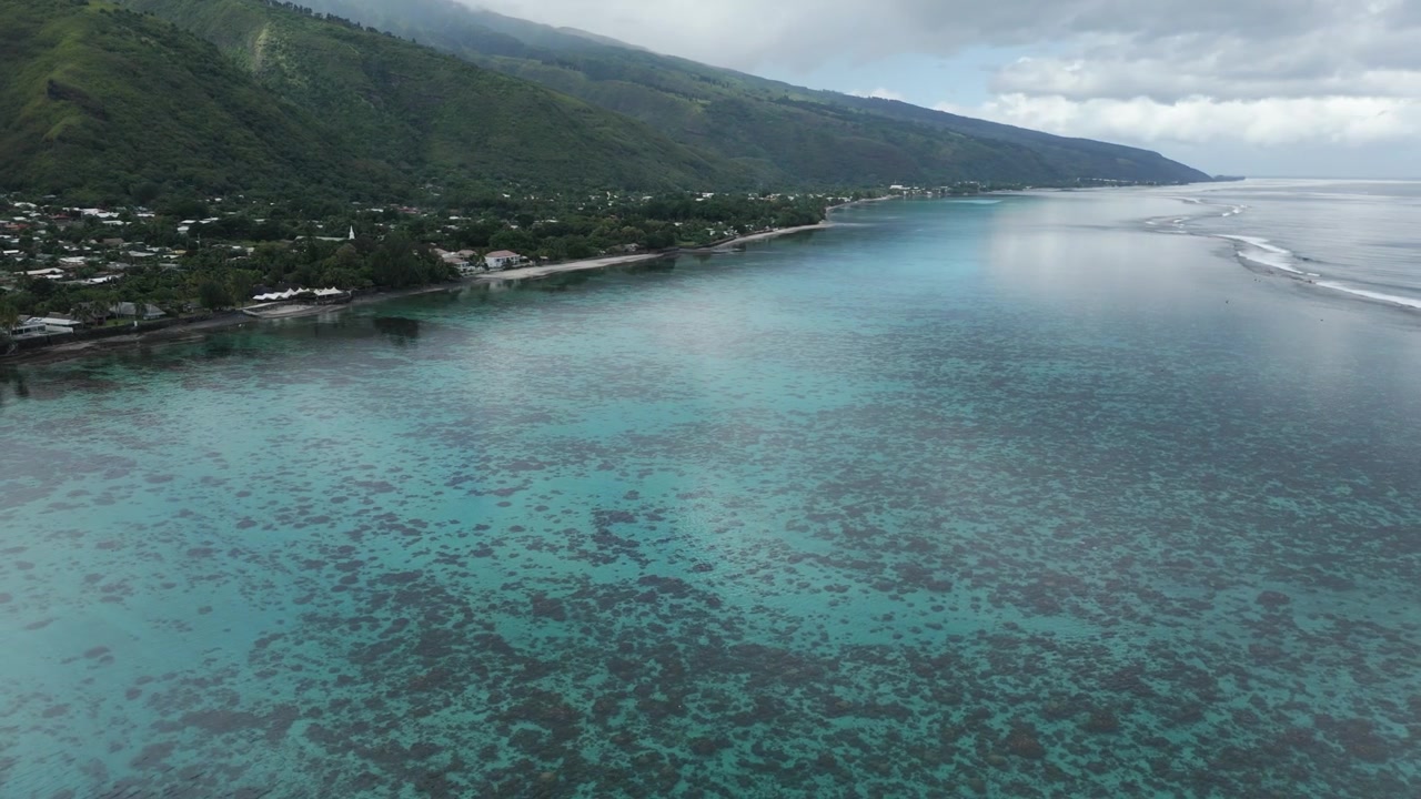 Turkise vande ved Plage Vaiava Strand på Tahiti, Puna'auia, Fransk Polynesien. Droneoptagelse fra luften.