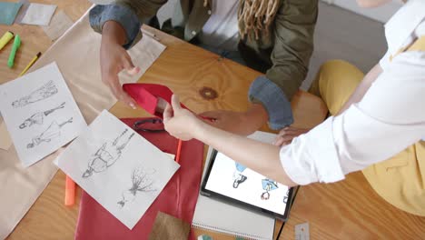 Diseñadores-Diversos-Ocupados-Discutiendo-Zapatos-En-Un-Estudio-De-Diseño-De-Moda,-En-Cámara-Lenta