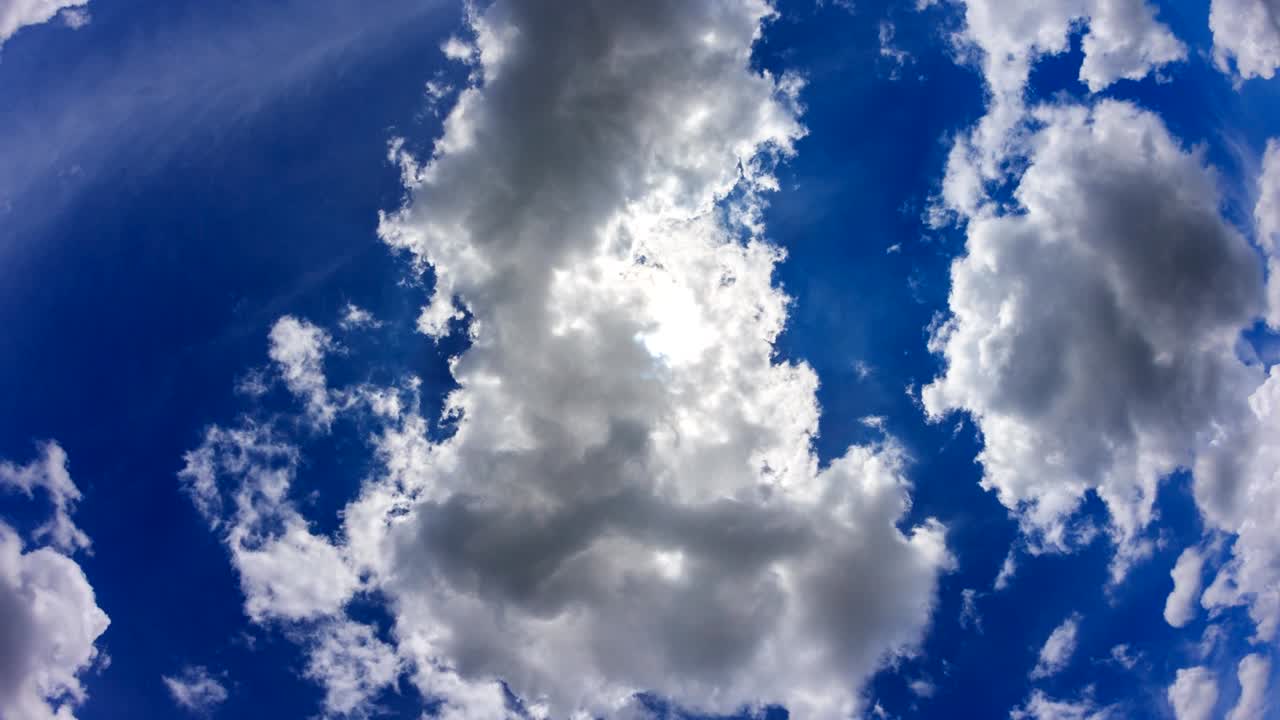 아름다운 하늘 배경에 태양의 헤일로 4k 타임 스 ( 인)