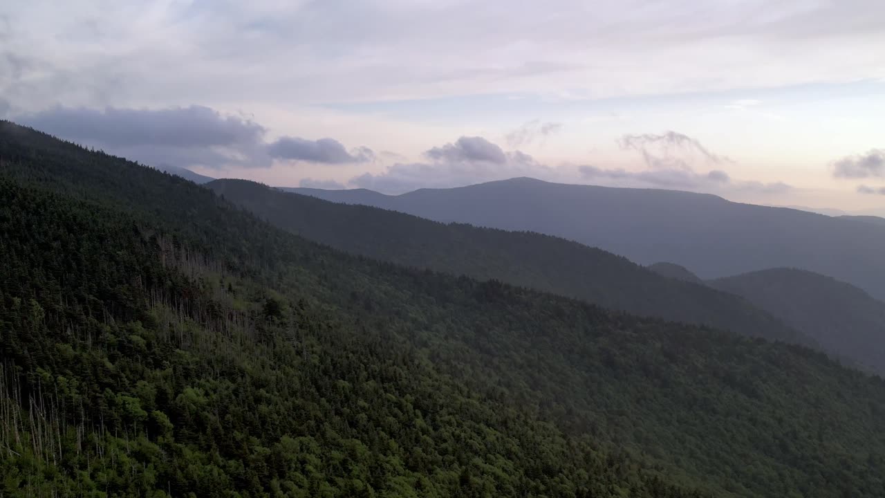 las montañas apalaches se revelan a través de la niebla, las montañas blue ridge