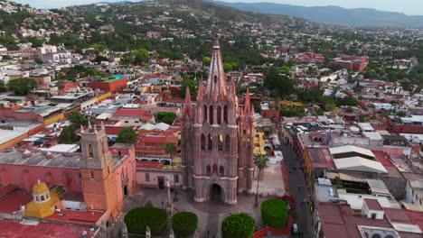 Medieval-old-church-of-Parroquia-de-San-Miguel-Arcángel-in-mexican-town-at-sunny-day