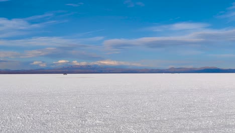 Asombroso-Video-De-Un-Desierto-De-Sal-Mezclado-Con-Un-Hermoso-Cielo-Limpio-Con-Montañas-Al-Fondo