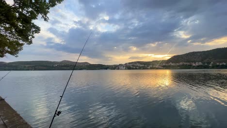 reflexionando sobre la belleza de una puesta de sol griega: vistas hipnóticas del lago kastoria - 4k