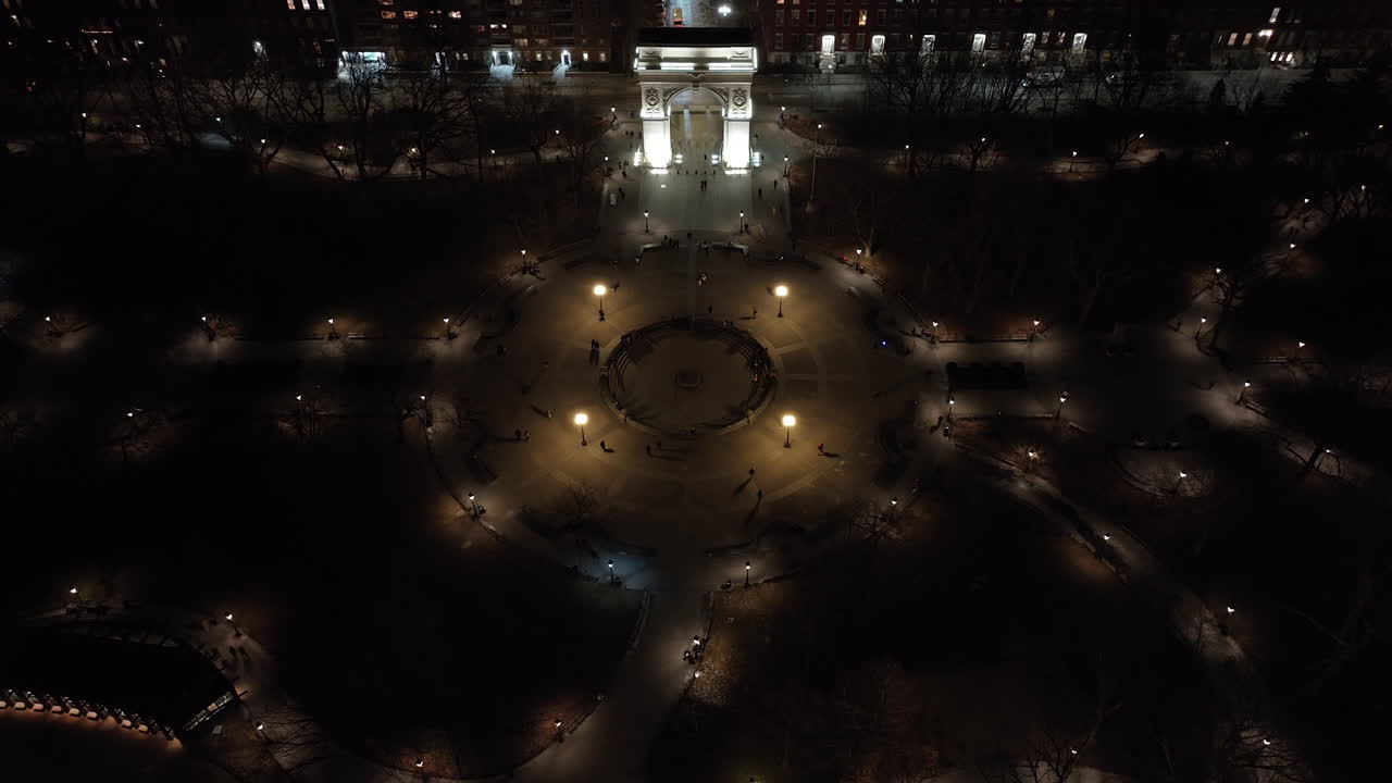 Luftfoto af Washington Square Park om natten. Optaget i New York Citys Greenwich Village.