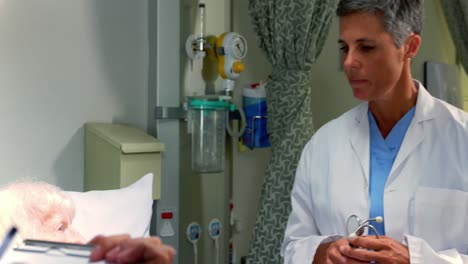 médica examinando a un paciente anciano activo 4k
