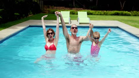 Familia-Disfrutando-En-La-Piscina