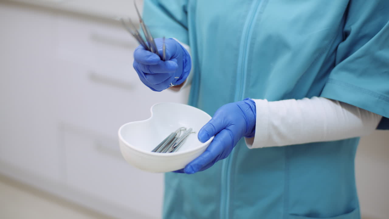 el médico ordena los instrumentos médicos en la clínica de salud