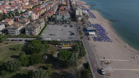 aérea sobre la playa de porto recanati, europa parque bordeado de paraguas, mar adriático, italia
