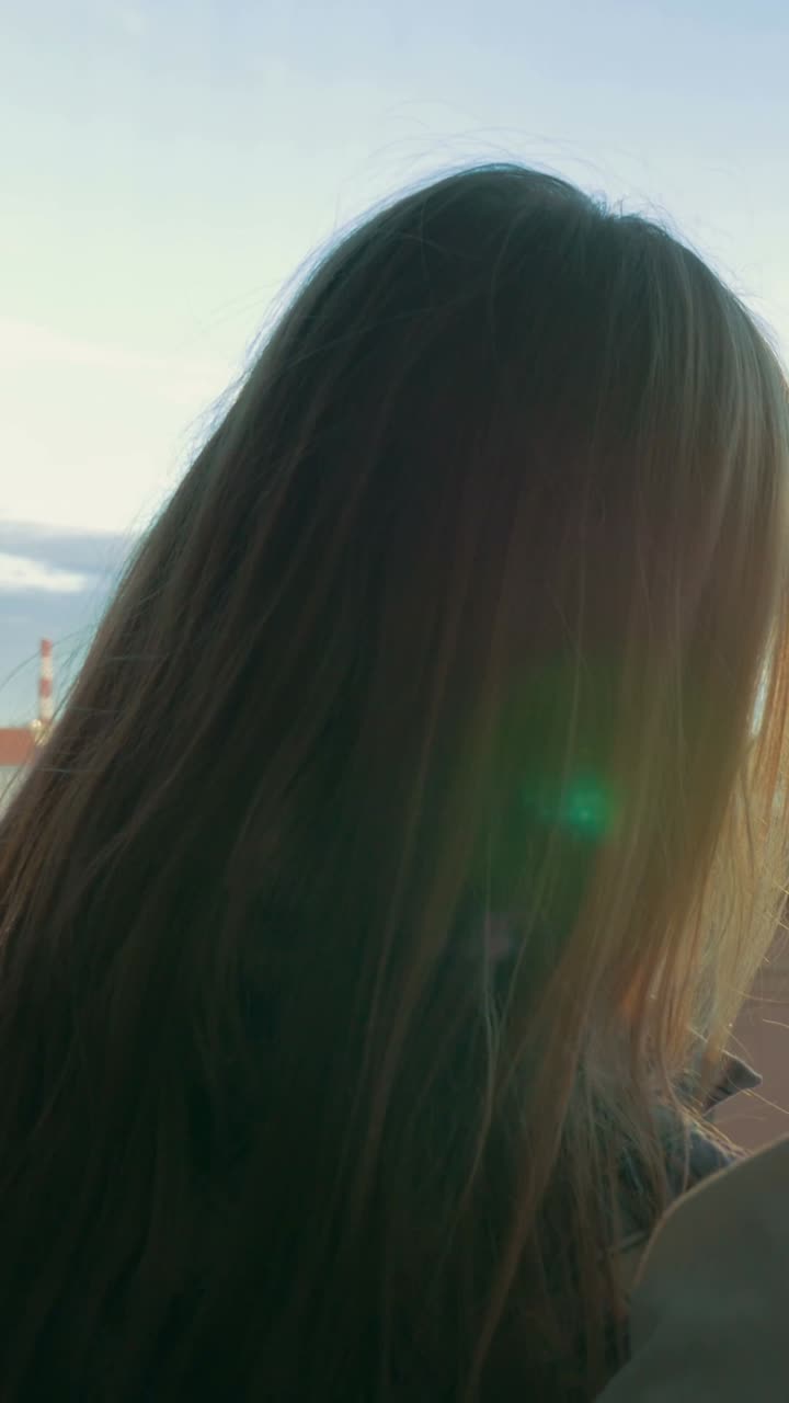 창밖을 바라보는 여자