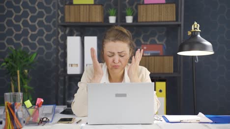 mujer de negocios triste viendo su fracaso en la computadora portátil.