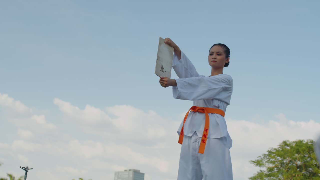 V1-0037_2023.12.14 DI Trung Crossmedia People practising taekwondo00000000.mov