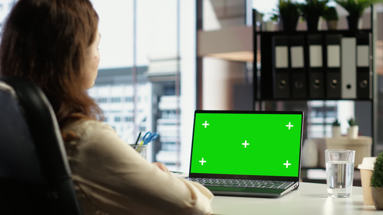 mujer líder de la compañía mirando la pantalla de llave de croma aislada