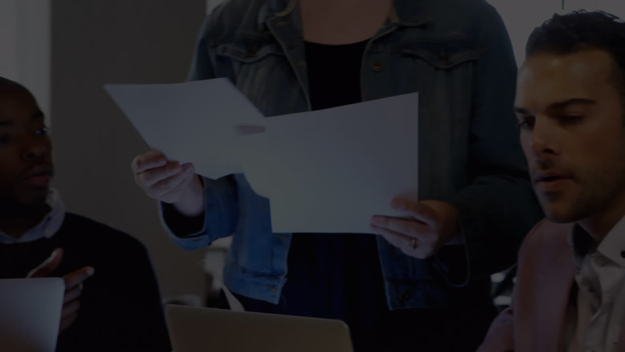 사무실에서의 회의에서 다양한 사업가들의 활성화