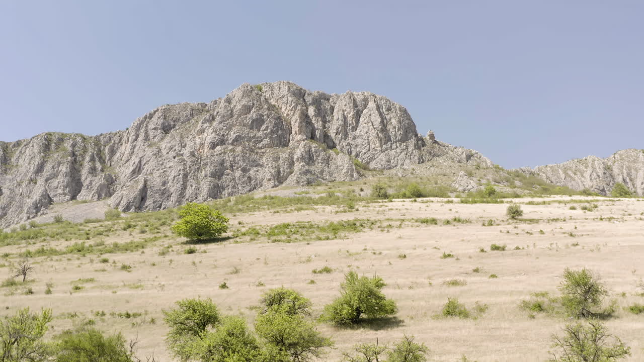 Sakte, stigende utsikt over Piatra Secuiului, Romania, en karrig kalksteinsfjelltopp nær landsbyene Rimetea og Coltesti