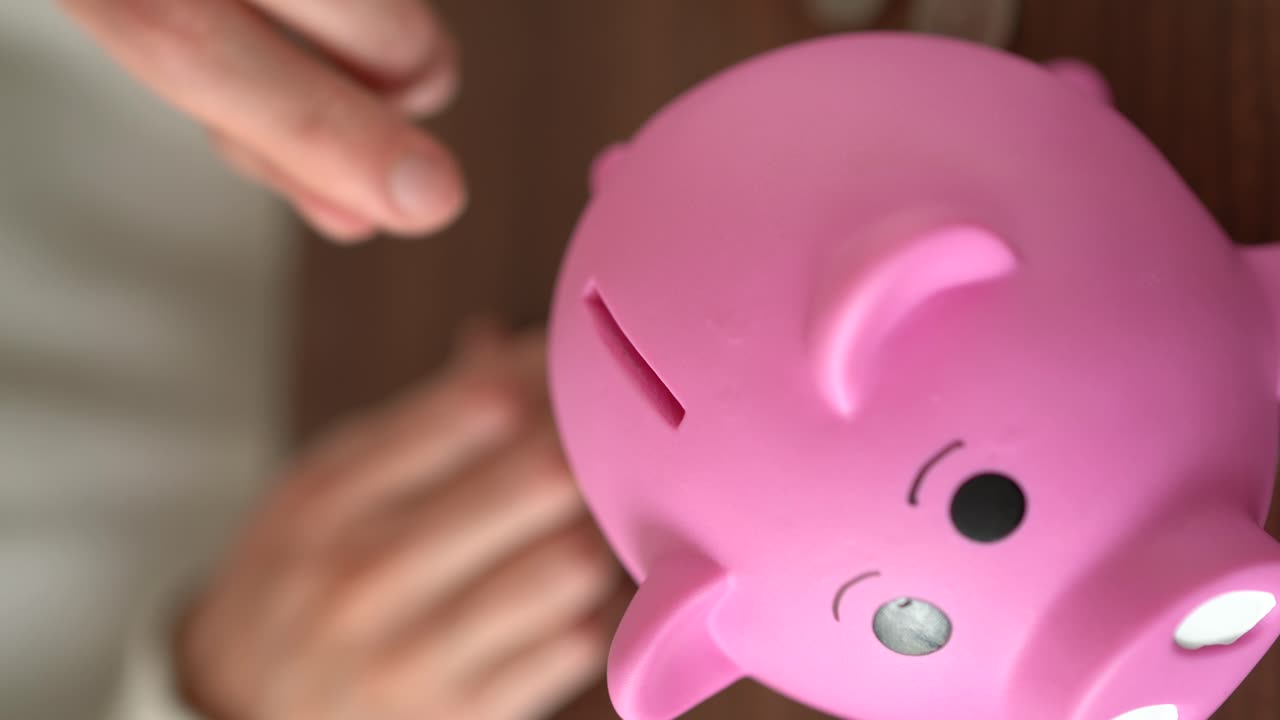 ahorrando monedas en una alcancía