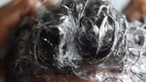 lavado de cabello rizado negro