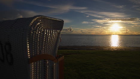 Lage-An-Den-Strandkörben,-Um-Den-Abend-Und-Die-Untergehende-Sonne-Hervorragend-Zu-Genießen