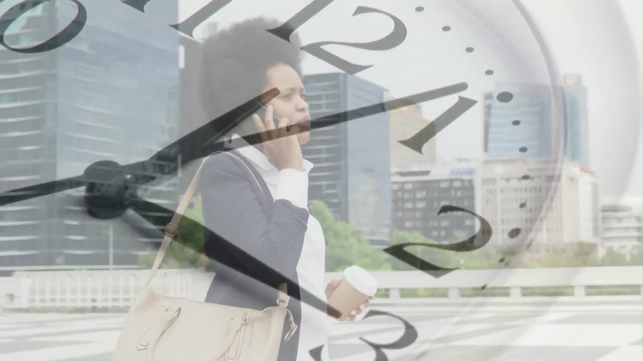 анимация афроамериканской бизнесменки на смартфоне через часы и городской пейзаж