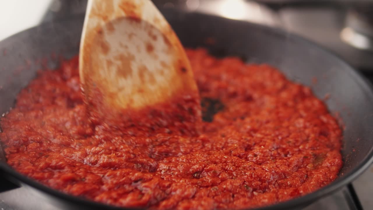 cocinar salsa de tomate en una sartén