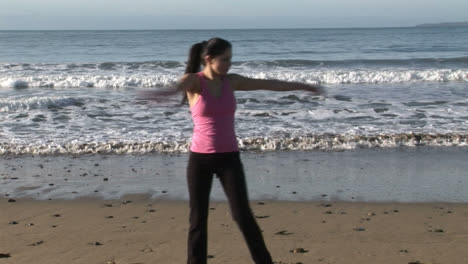 una mujer disfrutando de la vida en la playa.