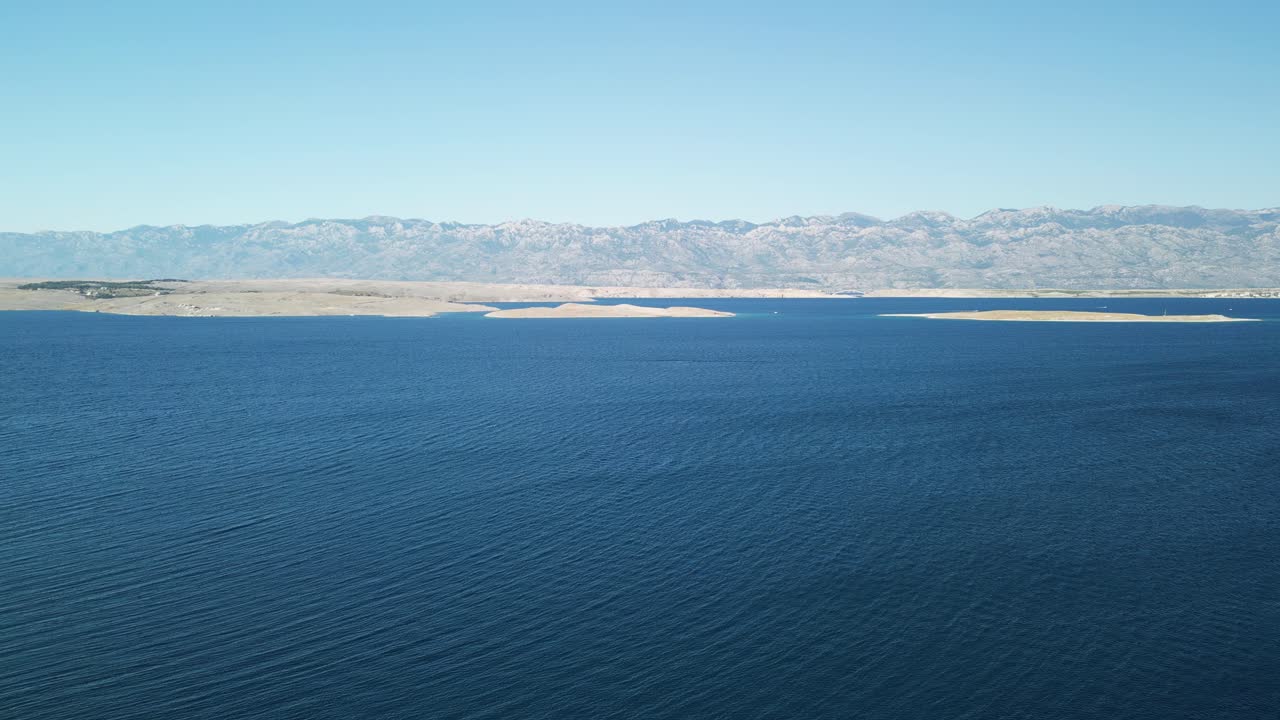 크로아티아 자다르 지방 의 베르시 에 있는 깊은 파란색 아드리아 해, 파그 섬 과 벨레비트 산 을 내려다보는 평온 한 공중 전망
