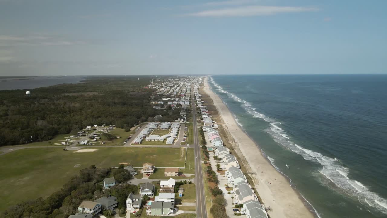Veduta aerea sulla spiaggia di Kure che si estende verso l'orizzonte, vista costiera.