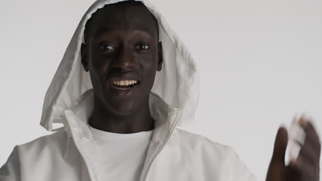 sorprendido hombre afroamericano en fondo gris.