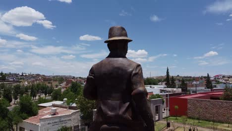 Aufnahme-Der-Statue-Von-Pancho-Villa-In-El-Parral,-Die-Mit-Der-Drohne-Eine-Vermessung-Durchführt,-Um-Die-Stadt-Zu-Entdecken